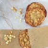 Biscuiți cu unt brun, nuci macadamia și ciocolată albă, serviți pe hârtie de copt