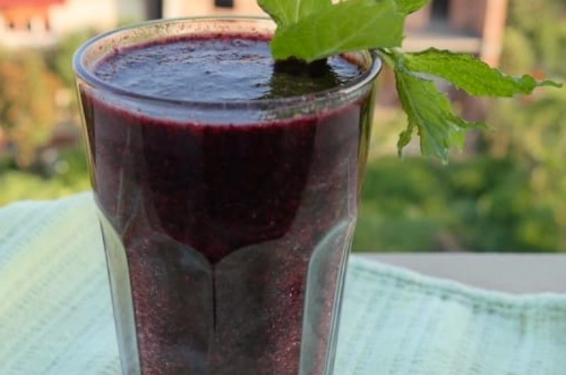 Smoothie cu Afine și Piersici &ndash; Rețetă cu Mentă și In