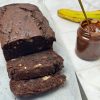 Chec cu banane și ciocolată, tăiat în felii, alături de un borcan cu ganache cremos de ciocolată și o banană