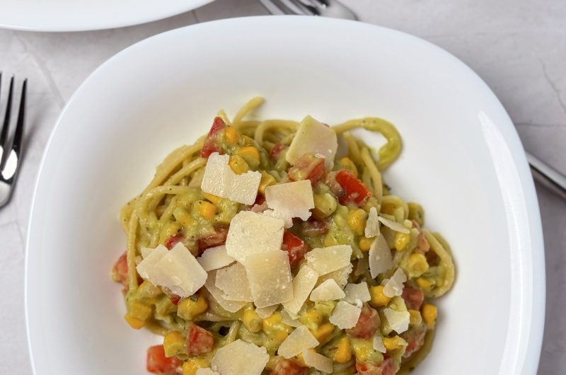 Paste cu Avocado, Porumb și Roșii – Rețetă Rapidă și Cremoasă