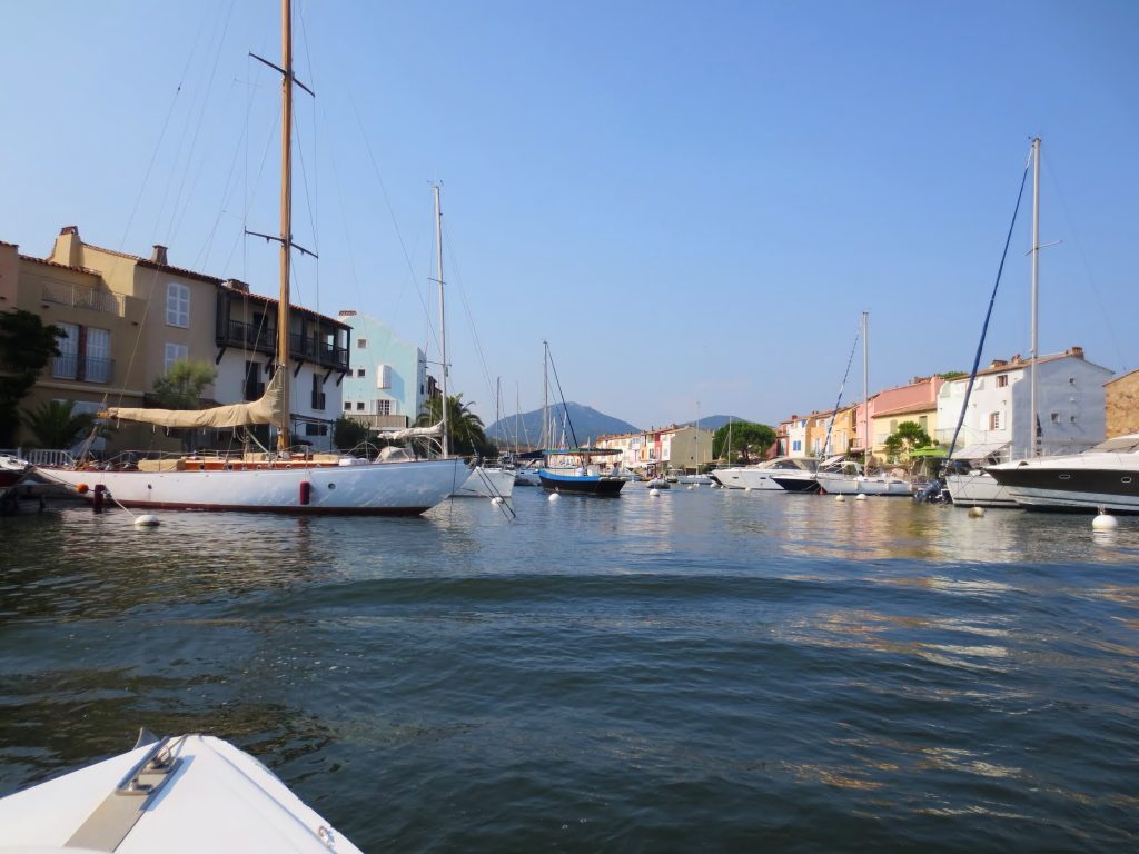 Canal din Port Grimaud, cu bărci acostate &icirc;n fața caselor colorate