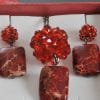 Set de bijuterii handmade într-o cutie cadou roșie, cu doi cercei și un pandantiv din mărgele roșii de cristal și pietre dreptunghiulare roșii marmorate