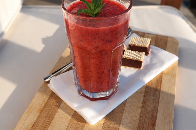 Smoothie cu Căpșuni și Nectarine &ndash; Rețetă cu Cireșe și Mentă